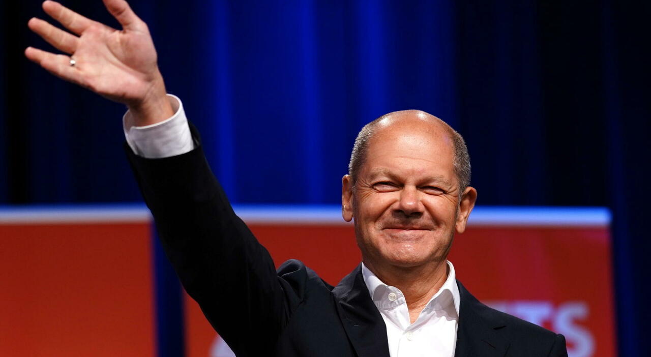 Bombe a grappolo all'Ucraina, Scholz prende le distanze da Biden