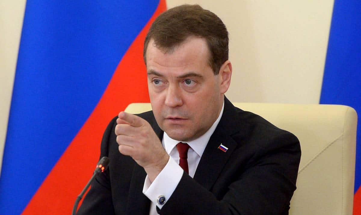 Medvedev chiede che la Russia colpisca obiettivi 'non convenzionali' in Ucraina