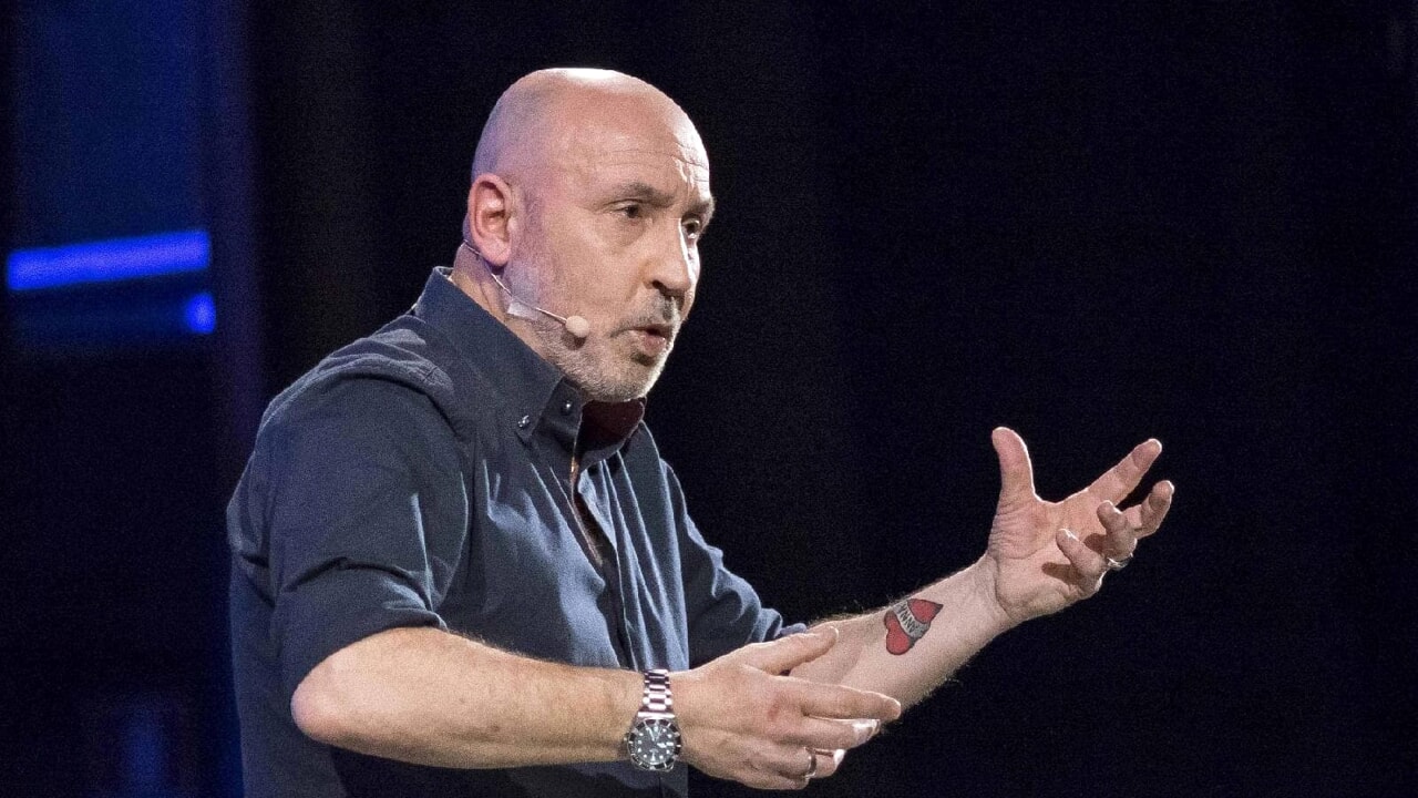 Maurizio-Battista- "Tutti contro tutti", questa sera alle 21.25 su Italia 1 lo spettacolo di Maurizio Battista