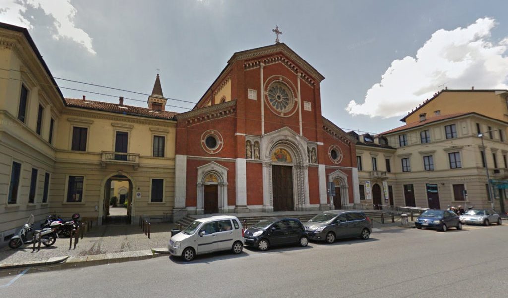 Negazionista del covid inveisce contro il sacerdote che distribuisce la comunione a mano