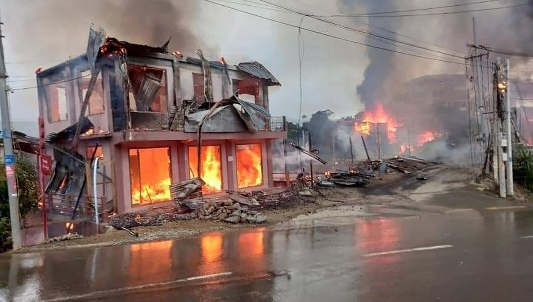 Birmania, elicotteri della giunta militare sparano su una scuola: 13 morti, tra cui 11 bambini