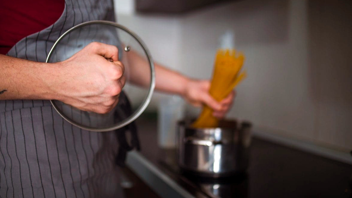 Cuocere la pasta a fuoco spento? Secondo il nutrizionista Galasso è possibile...