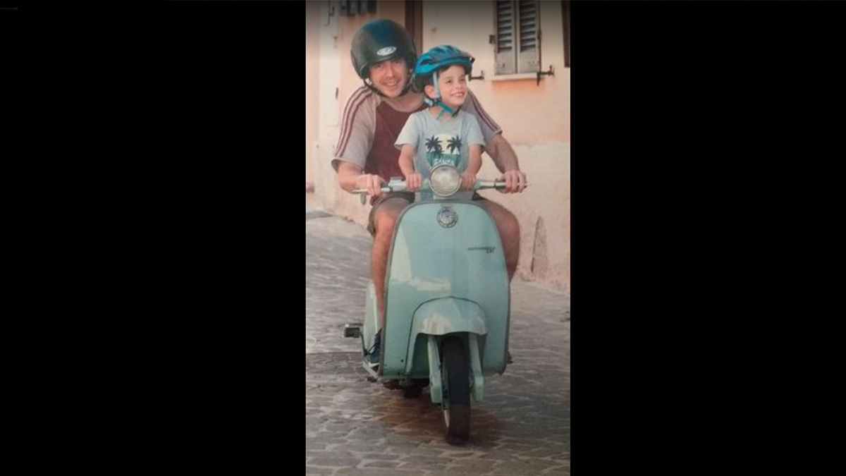 Il saluto del papà del piccolo Mattia: "Torneremo a girare in Vespa e a tirar baci"