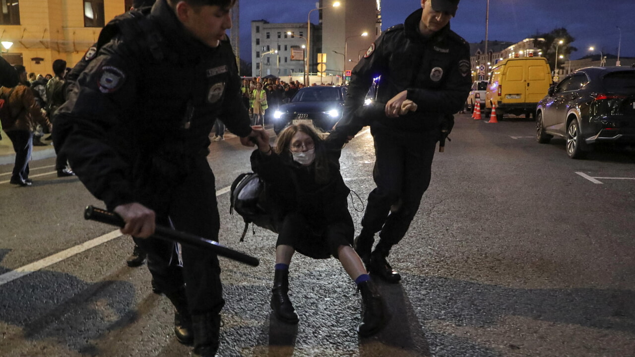 Russia, la ong: "Oltre 700 persone arrestate oggi per le proteste contro Putin"
