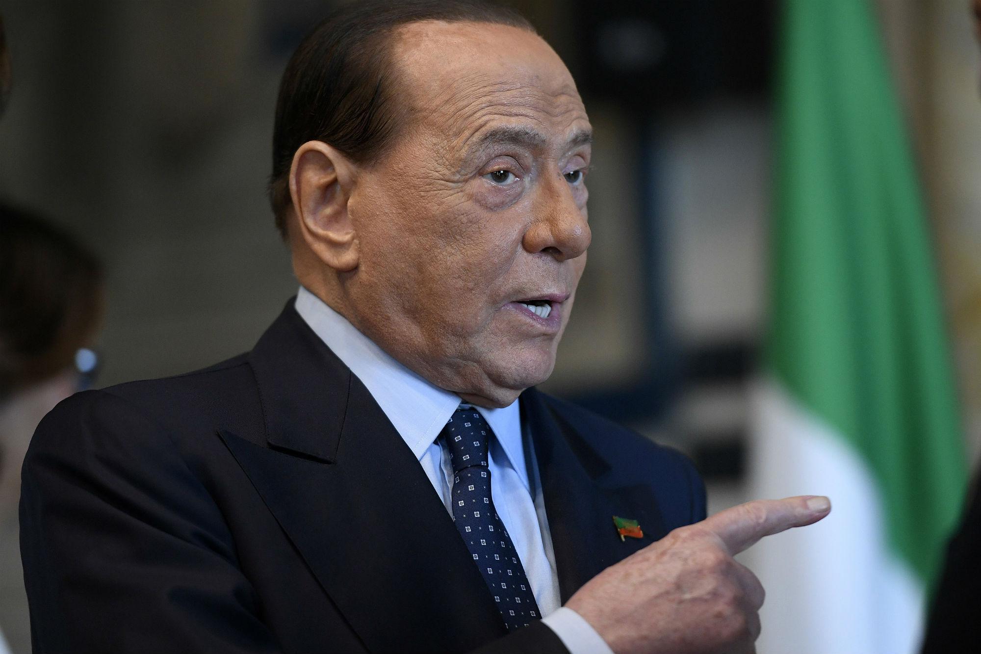 Berlusconi riallaccia i rapporti con Putin: il Tg2 semi-ignora la notizia e la oscura pure con una falsa smentita