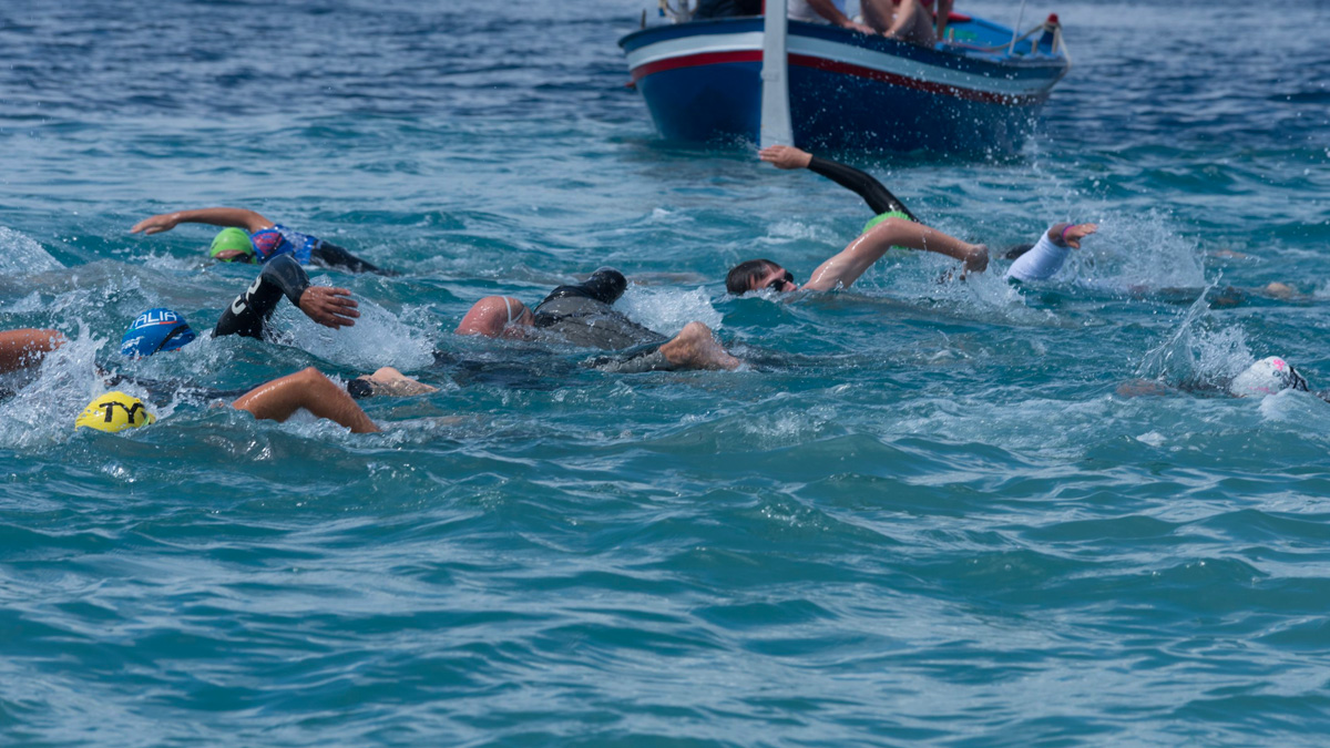 Lo Stretto di Messina a nuoto per sconfiggere il Parkinson: l'impresa di pazienti, familiari e medici