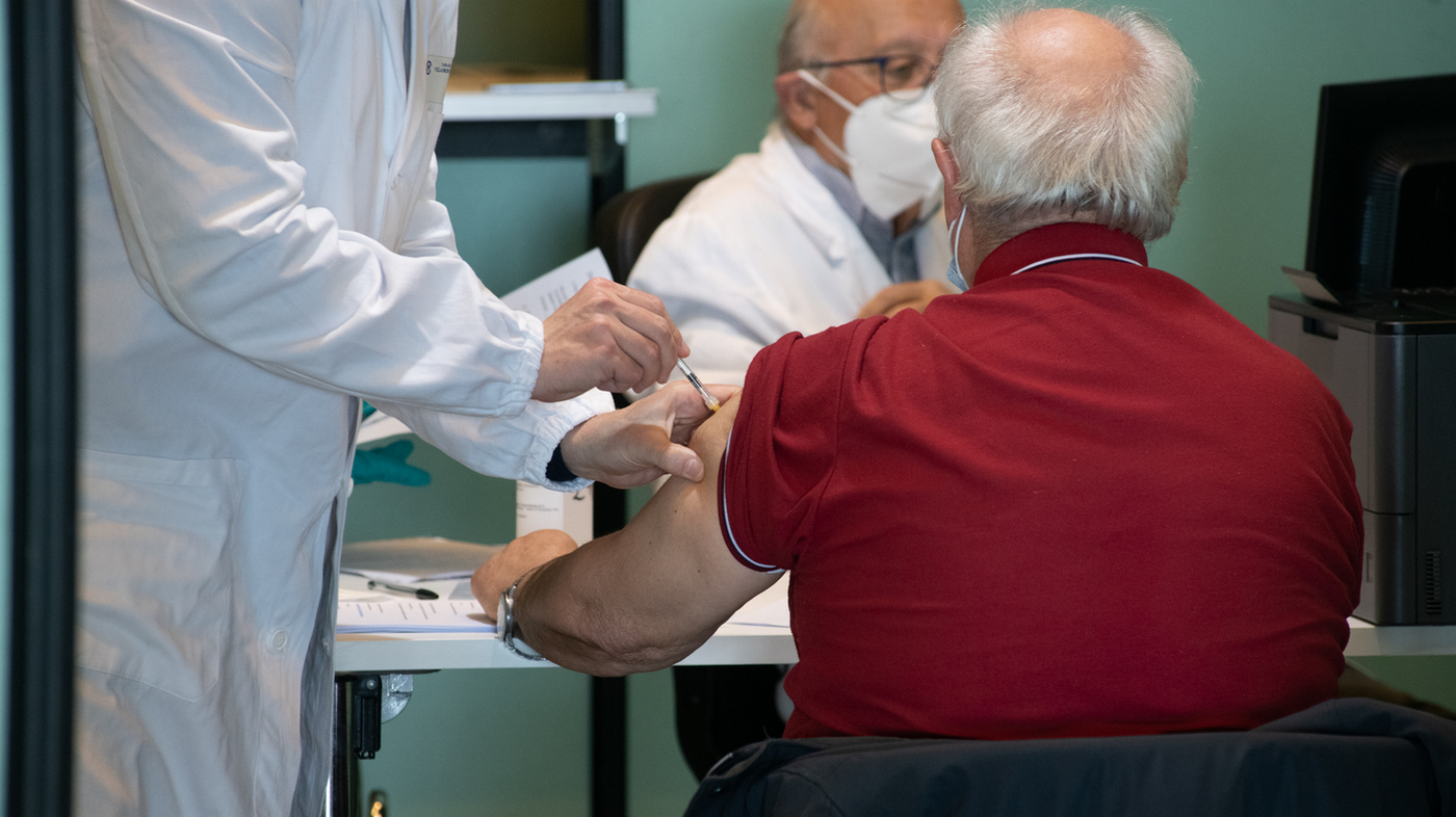 Influenza, l'infettivologo Ieraci: "Da ottobre i vaccini negli studi dei medici di famiglia"