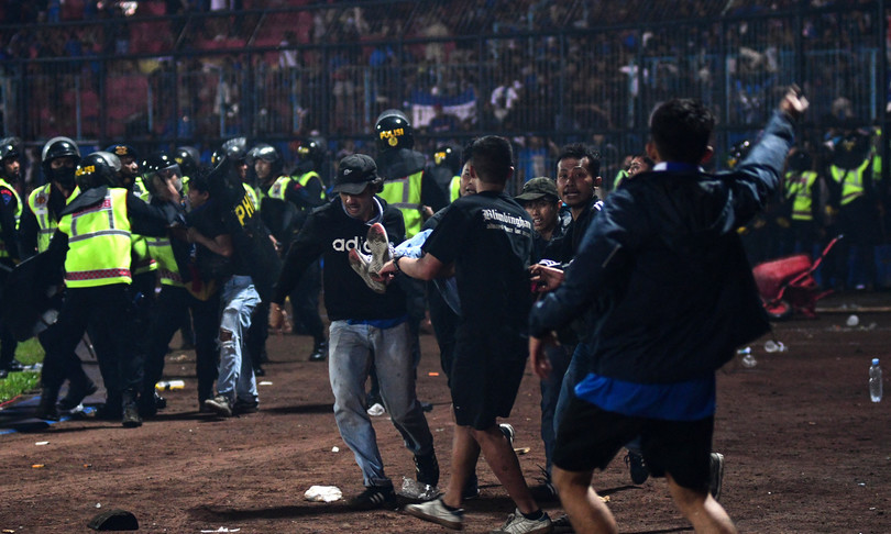 Scontri allo stadio dopo una partita di calcio: 174 morti