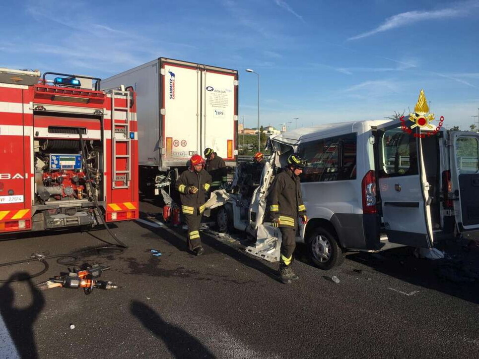 Incidente sulla A4: morta anche l'educatrice che era sopravvissuta all'impatto