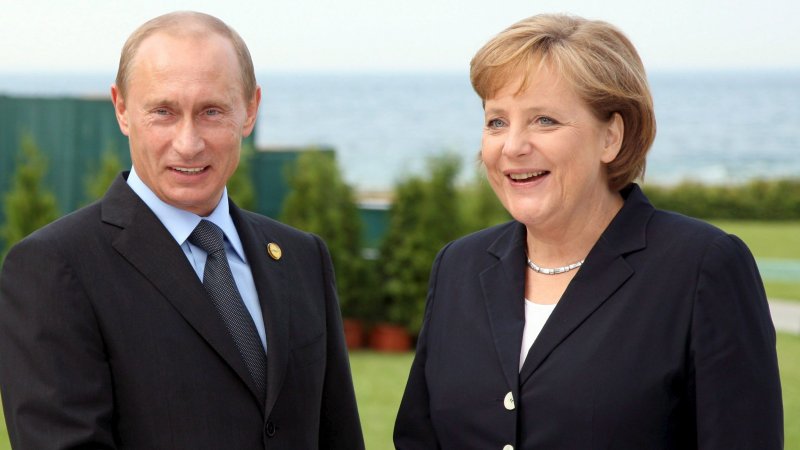 Berlino difende Merkel: "Noi avremmo aiutato Putin in passato? E' Berlusconi che si vanta ancora oggi di essergli amico"