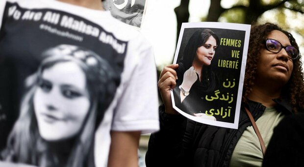6948178_24162449_masha_amini Continuano le proteste in Iran, i manifestanti sfidano la polizia in ricordo di Mahsa Amini