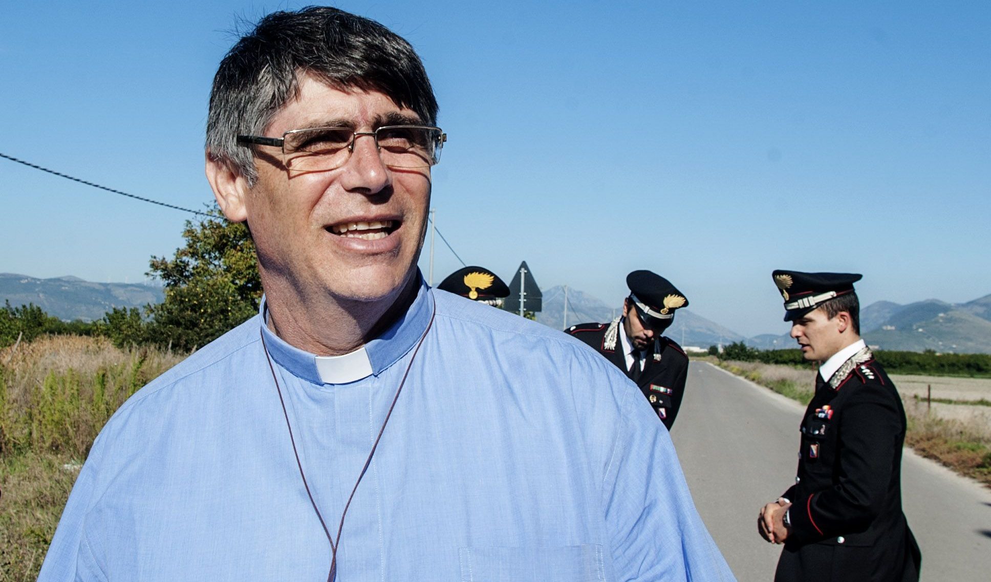 Papa Francesco telefona a don Patriciello, il parroco della 'terra dei fuochi' minacciato dalla camorra
