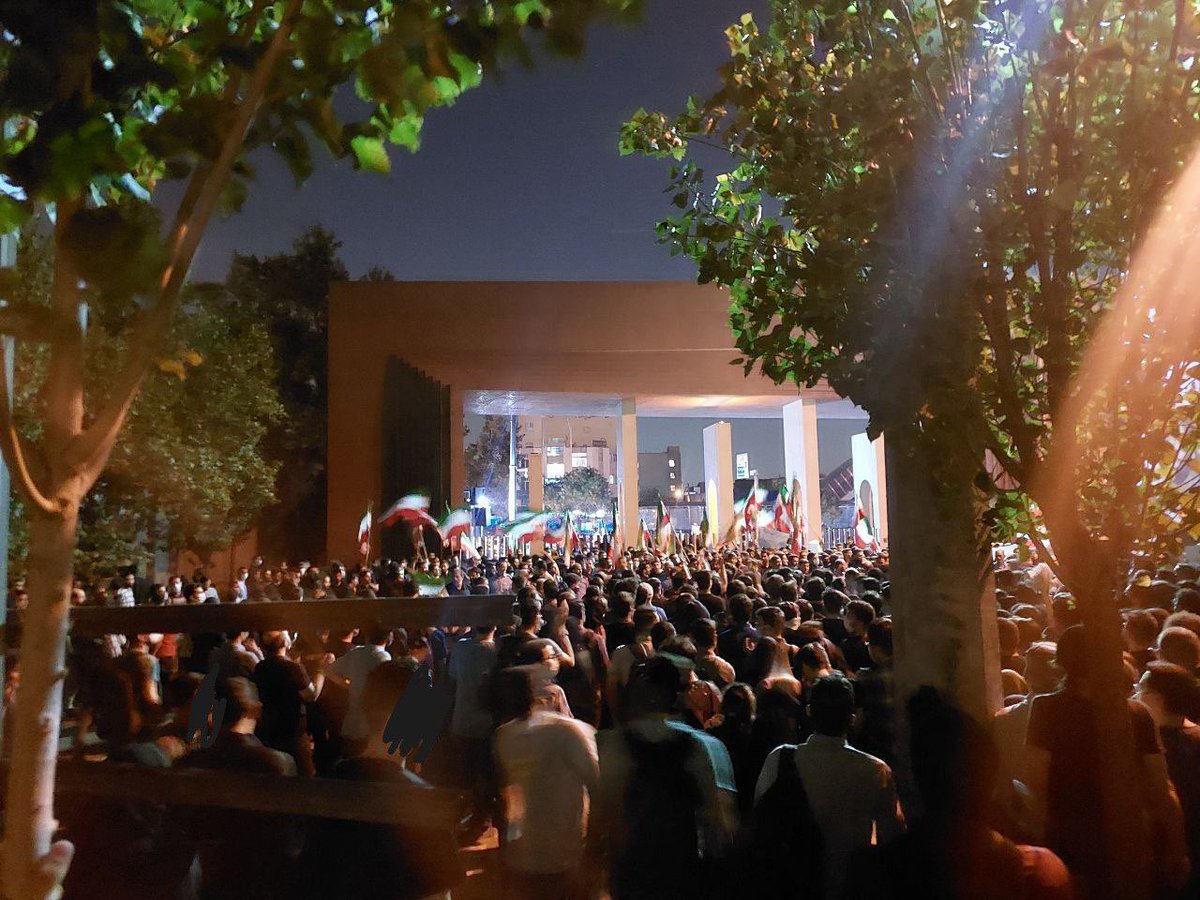 Iran, la polizia assalta i dimostranti nella Sharif University: si teme il bagno di sangue Iran, la polizia assalta i dimostranti nella Sharif University: si teme il bagno di sangue