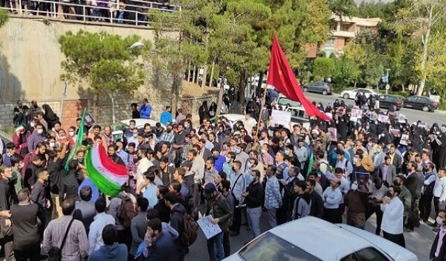 Iran, la polizia fa irruzione in molte università del paese per arrestare gli studenti delle proteste Iran, la polizia fa irruzione in molte università del paese per arrestare gli studenti delle proteste