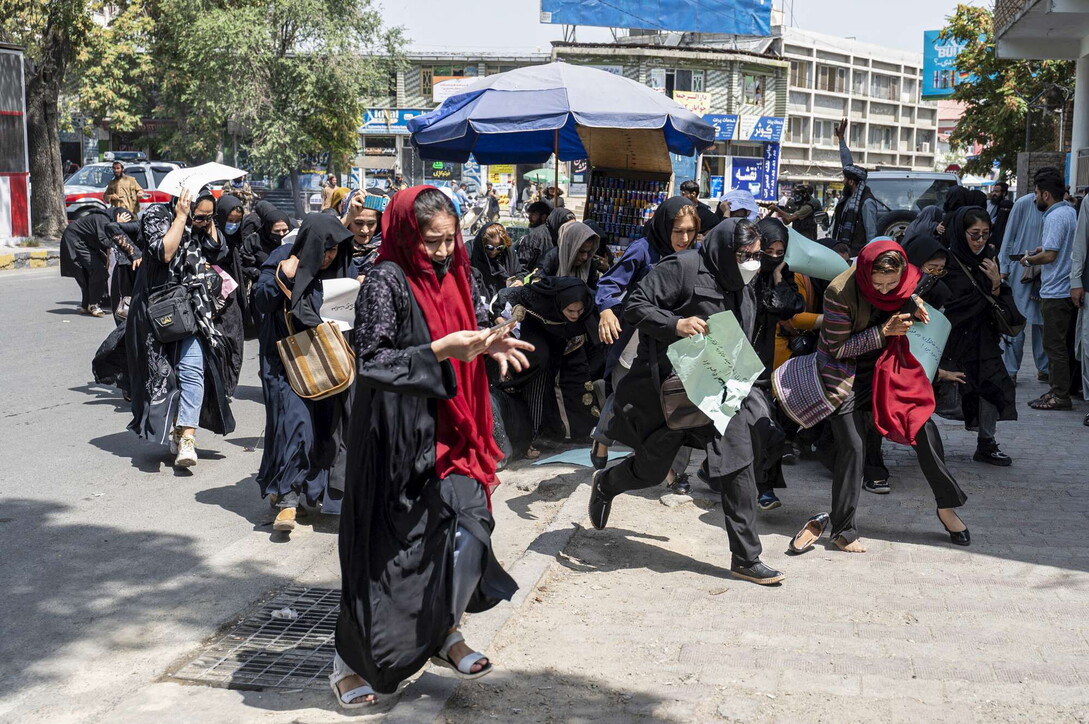 Manifestanti-donne-a-Kabul Un centinaio di studentesse manifestano: i talebani le picchiano e sparano sulle ragazze