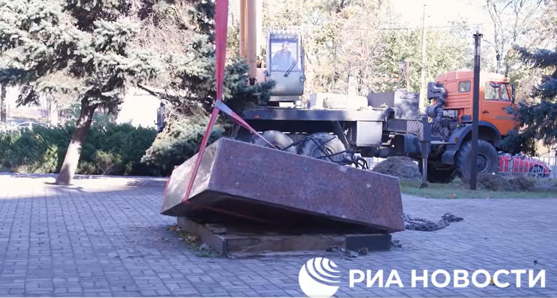 I filorussi di Mariupol rimuovono il monumento che ricorda le vittime ucraine dello stalinismo I filorussi di Mariupol rimuovono il monumento che ricorda le vittime ucraine dello stalinismo
