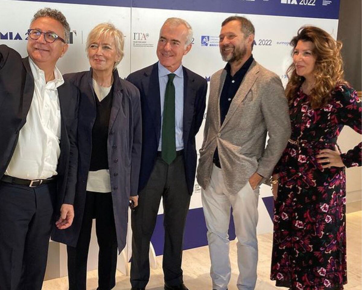 Progetto senza titolo (3) Qual è la differenza tra uno statista e un disadattato?