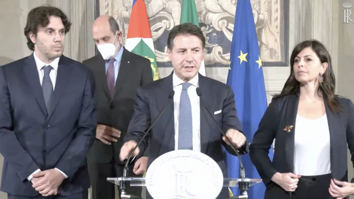 Conte contro armi a Kiev ma rilancia: "Il governo sia euro-atlantico"