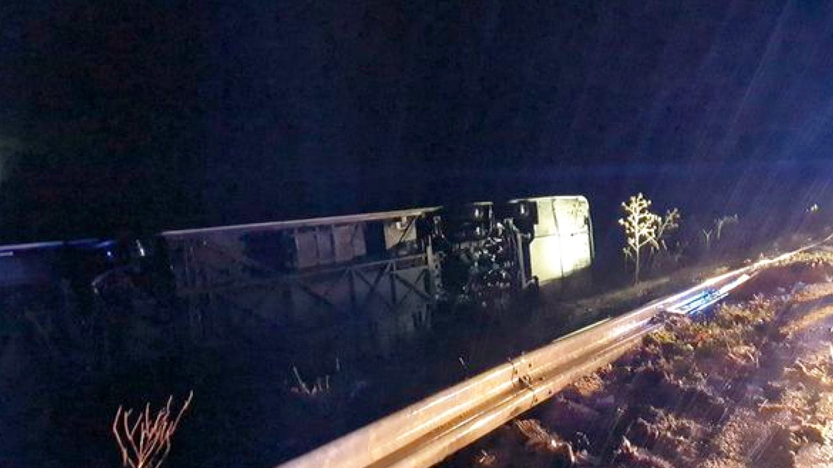 Tromba d'aria in Sicilia, un autobus si ribalta e finisce in una scarpata: la situazione