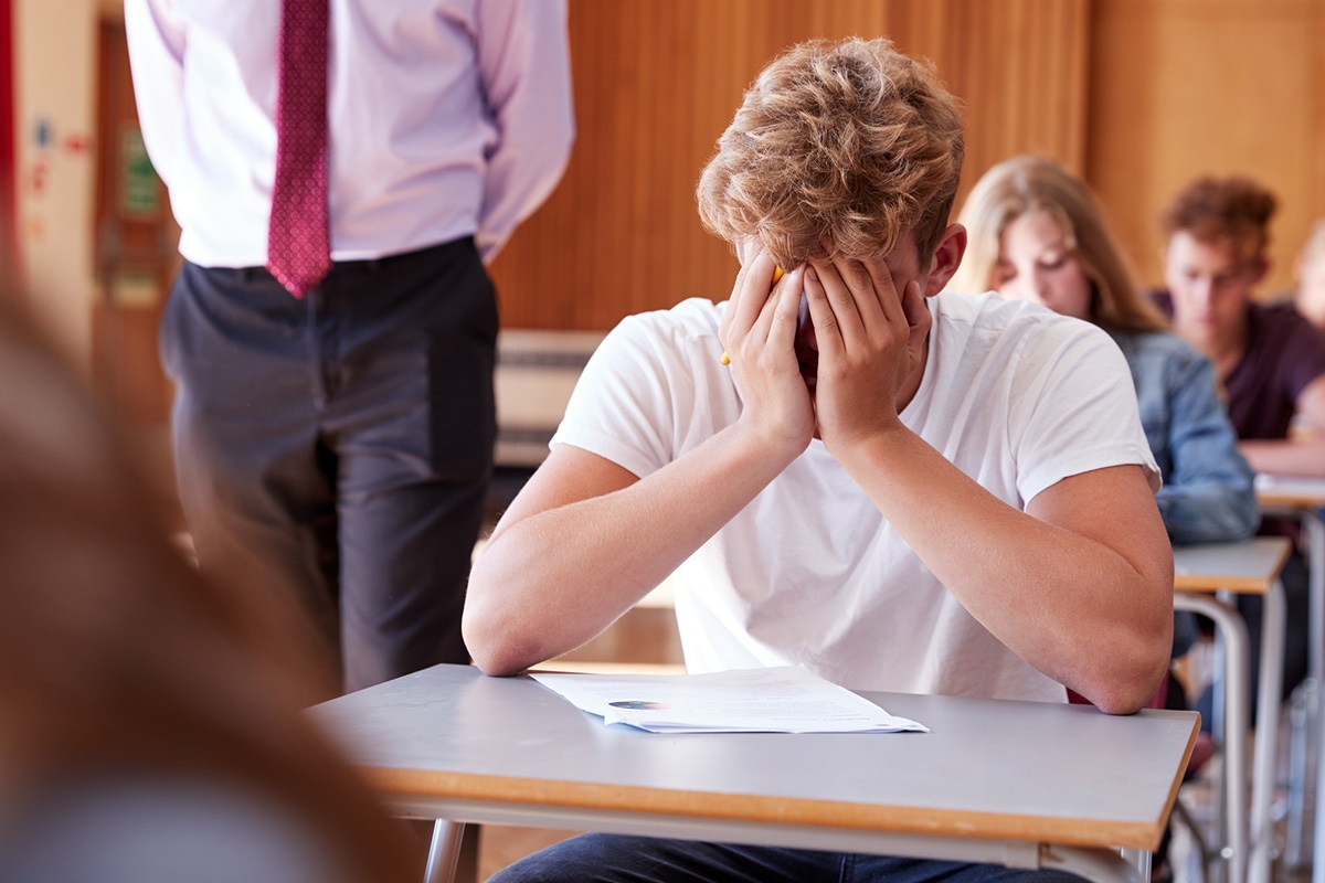 Maturità 2023, sorpreso a copiare dal cellulare: uno studente dovrà ripetere l'anno