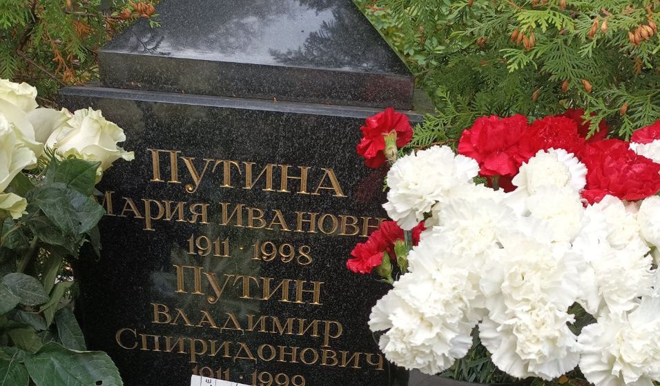 Lascia un biglietto sulla tomba della famiglia Putin: arrestata per profanazione Lascia un biglietto sulla tomba della famiglia Putin: arrestata per profanazione