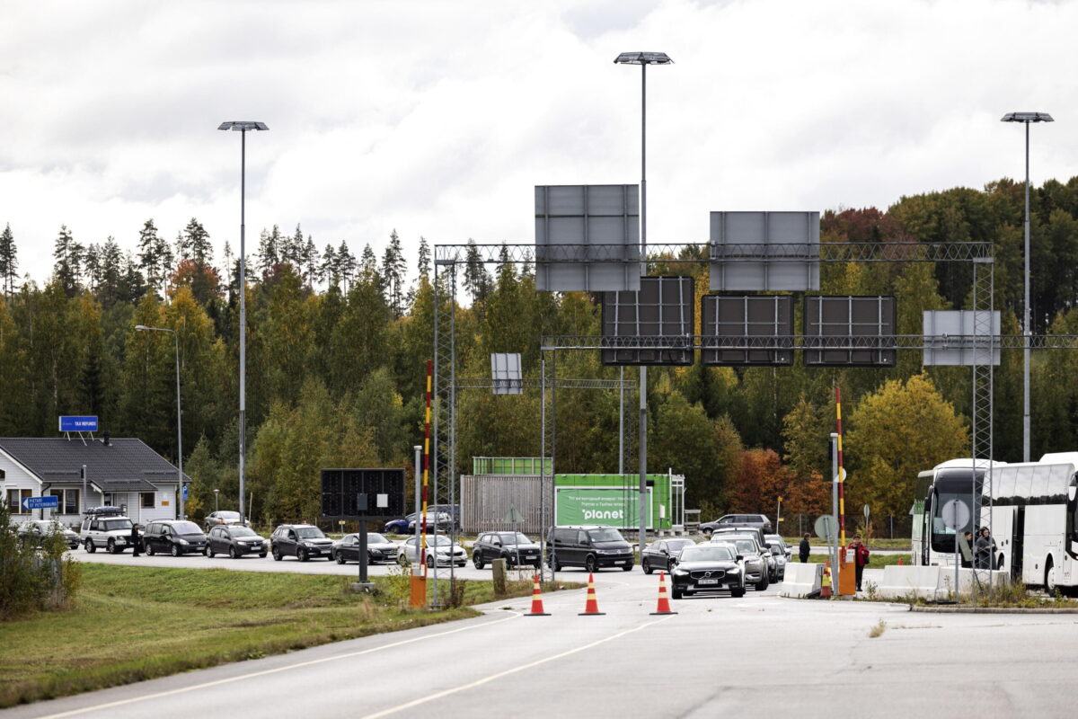 Border crossing between Finland and Russia Finlandia, l'ok del governo per la costruzione di una recinzione al confine con la Russia