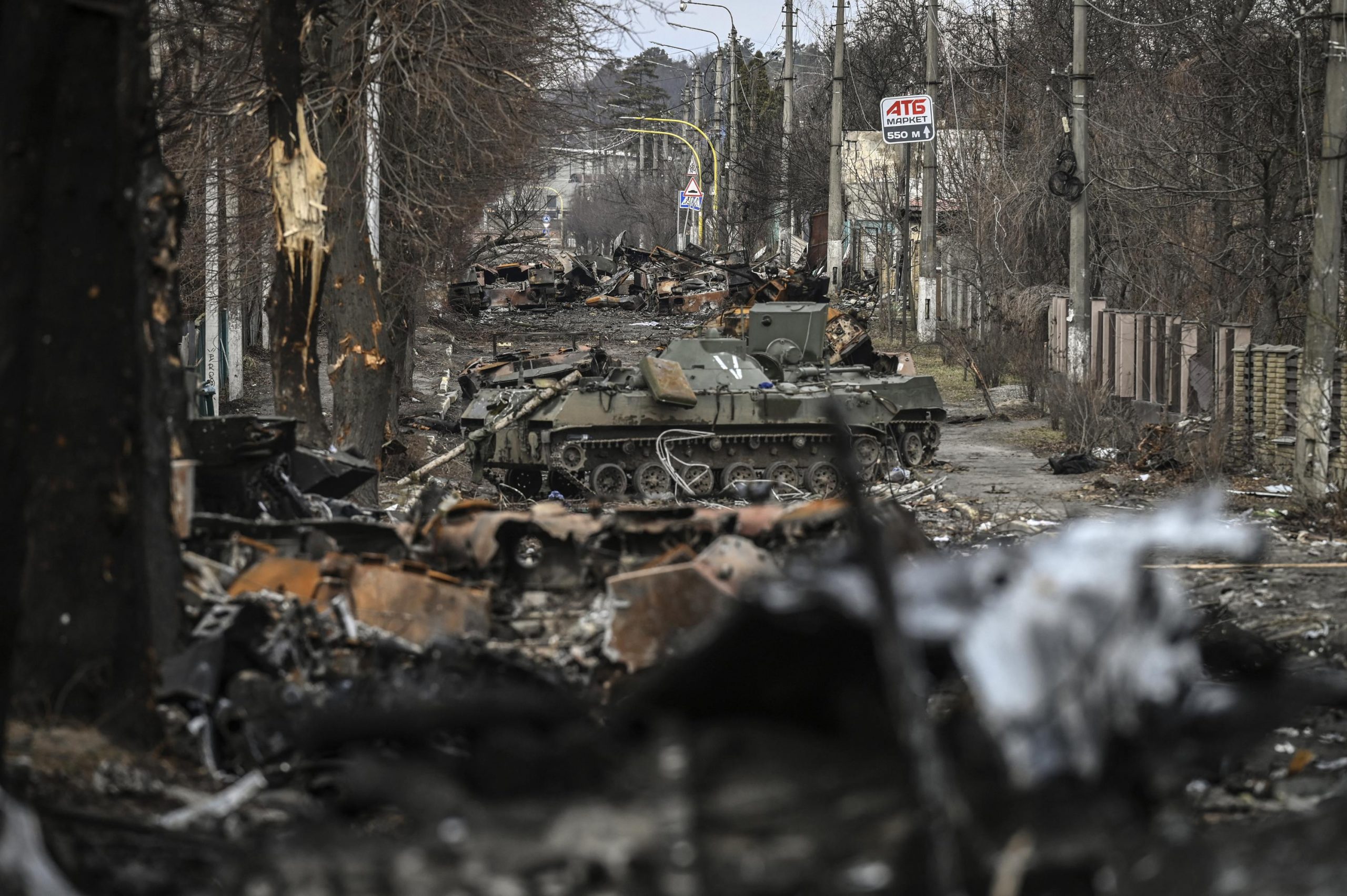 guerra_ucraina_macerie_carroarmato_afp Nelle aree occupate i russi saccheggiano musei e bruciano i libri in lingua ucraina. Chi sarebbero i nazisti?