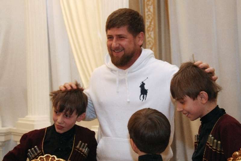 kadyrov-e-i-figli-840409 Il presidente ceceno Kadyrov: "Ho mandato i miei tre figli in guerra" hanno tra i 16 e 14 anni