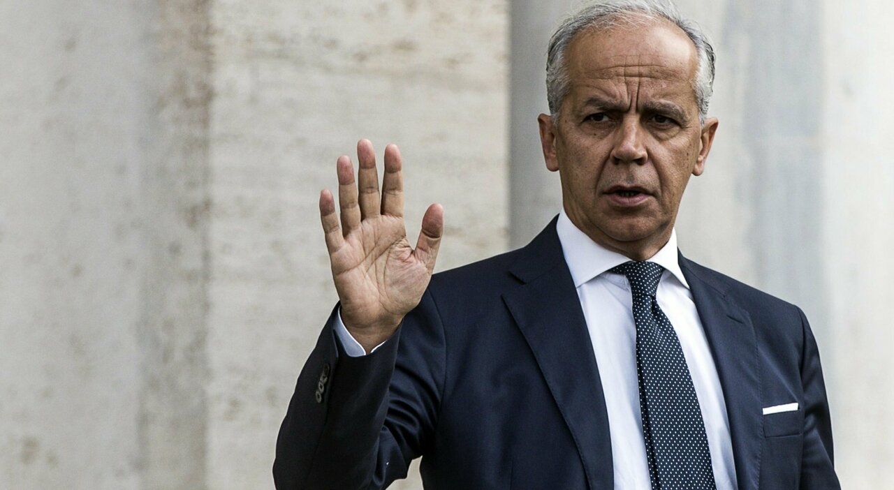 Identificativi per gli agenti, tutta Europa li prevede tranne cinque paesi: Piantedosi ribadisce il no dell'Italia