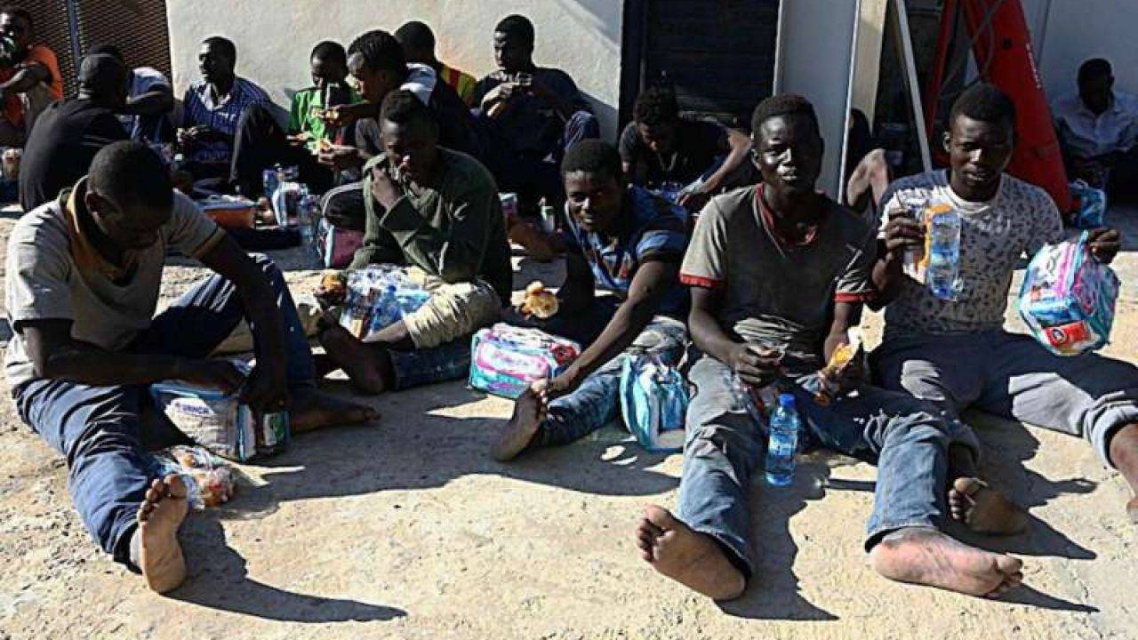 Migranti, deportati, stuprati, derubati al confine tunisino-libico: crimini di Stato