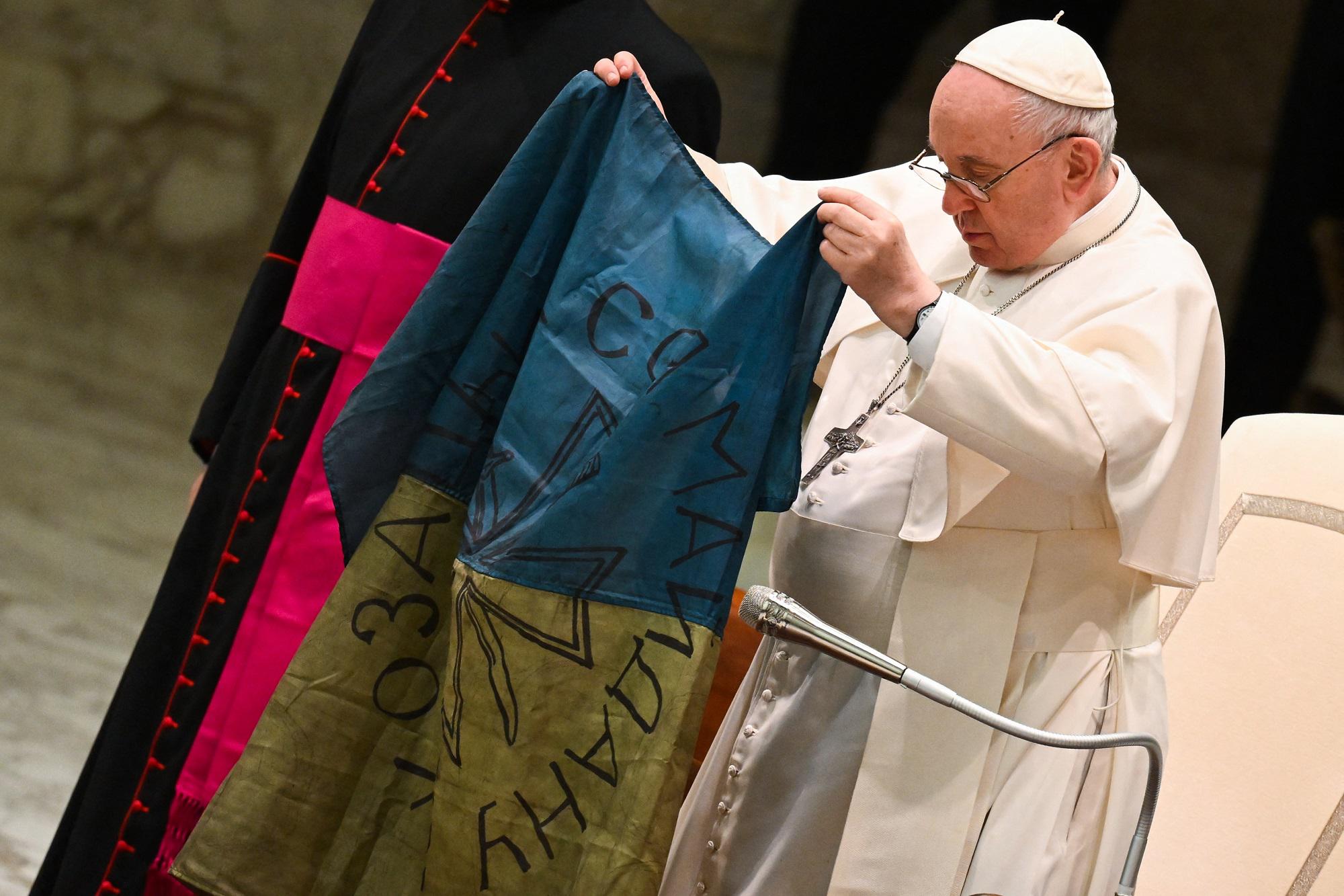 papa_bandiera_ucraina_afp La preghiera di Papa Francesco: "Dio ci porti a una pace duratura in Ucraina"