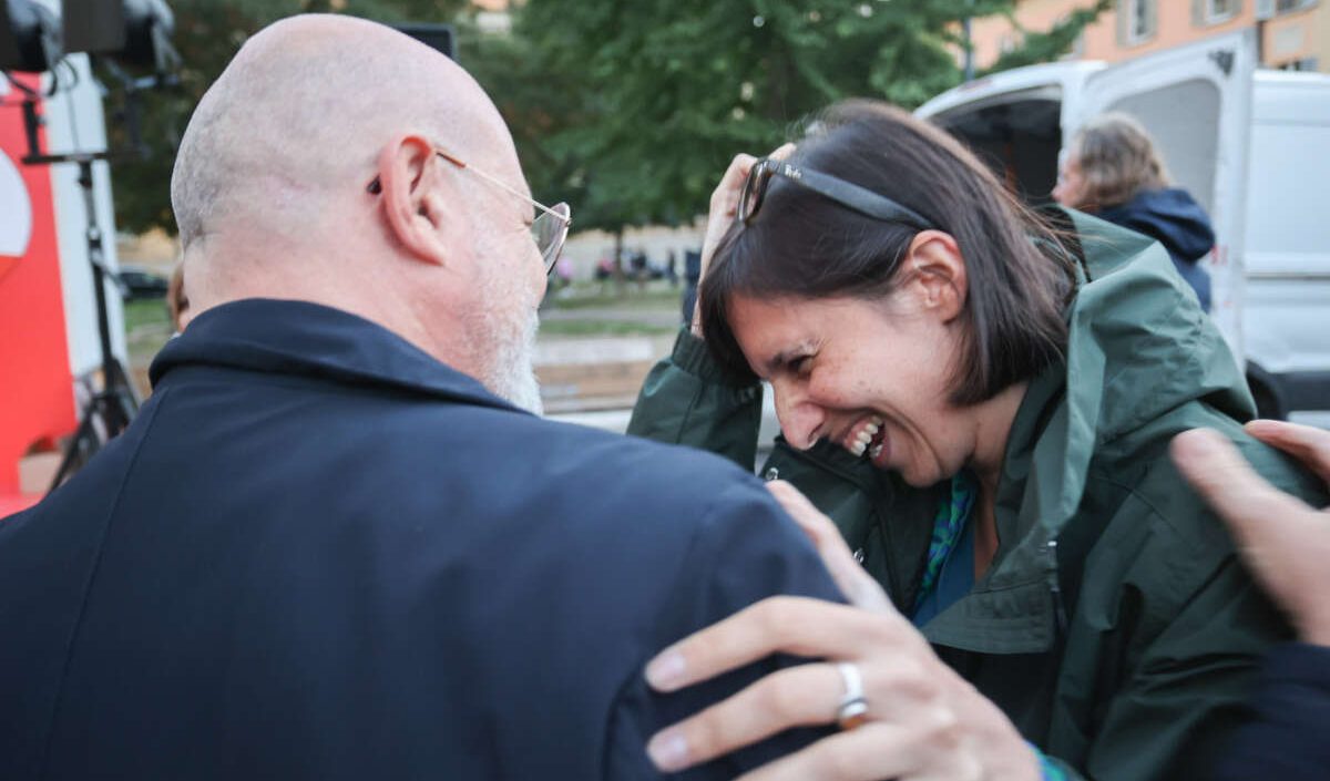 Primarie Pd, il comitato pro Bonaccini accusa: "Tessere in bianco per i sostenitori di Schlein"