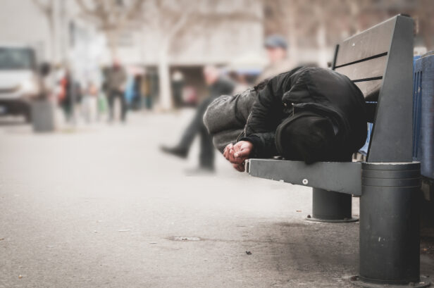 Young,Poor,Dirty,Homeless,Man,Or,Refugee,Sleeping,On,The Catturato finalmente in California il "serial killer dei senzatetto"