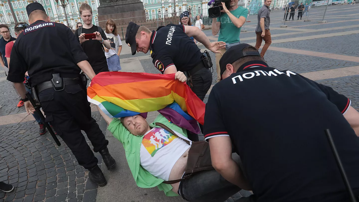 Approvata in Russia la terribile legge anti Lgbt: censure, multe e deportazioni