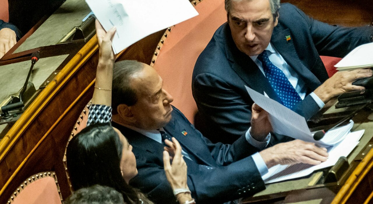 Gasparri insulta la sinistra: "Basta con il turismo carcerario a sostegno di Cospito e dei mafiosi"