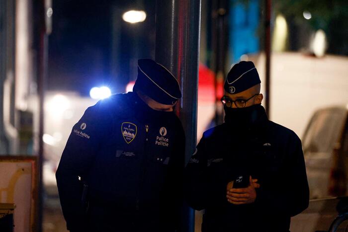 ++ Poliziotto ucciso a coltellate a Bruxelles ++ Il terrore torna a Bruxelles: due poliziotti accoltellati, uno è morto