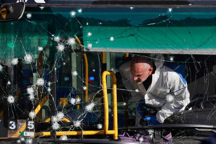 Gerusalemme: ordigno esplode a fermata bus, 1 morto e 19 feriti Esplosioni a Gerusalemme, un morto e 19 feriti: stato di allerta elevato in città