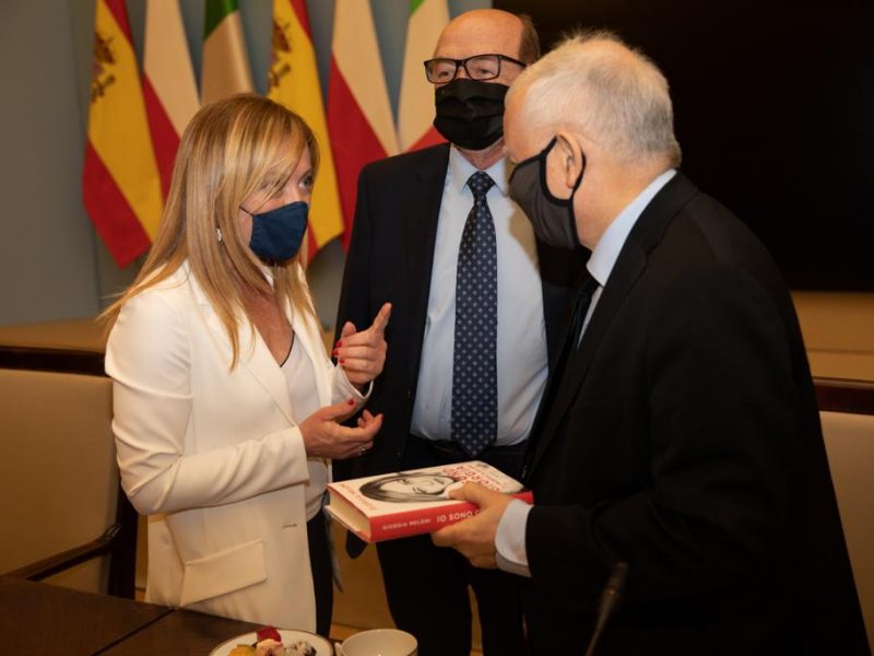 E2fbHEeXoAA9DHI-800×600 Ecco cosa dicono gli amici polacchi maschilisti di Meloni e Salvini su donne alcol e figli