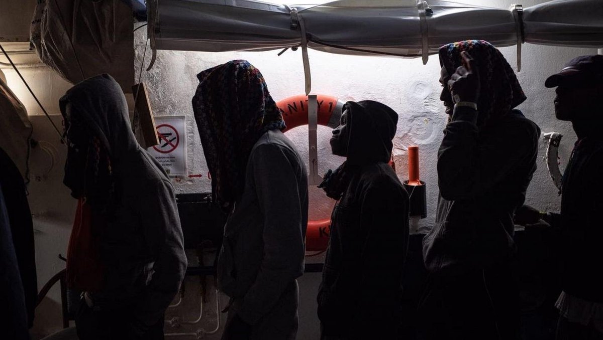 La nave Humanity 1 a Catania: 155 migranti sbarcano, 24 restano sulla nave 'ostaggi' del governo Meloni