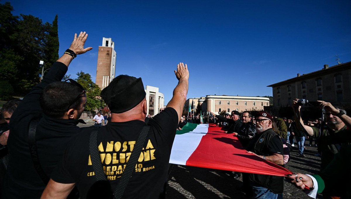 Predappio, 8 indagati per il saluto fascista al corteo per il centenario della marcia su Roma