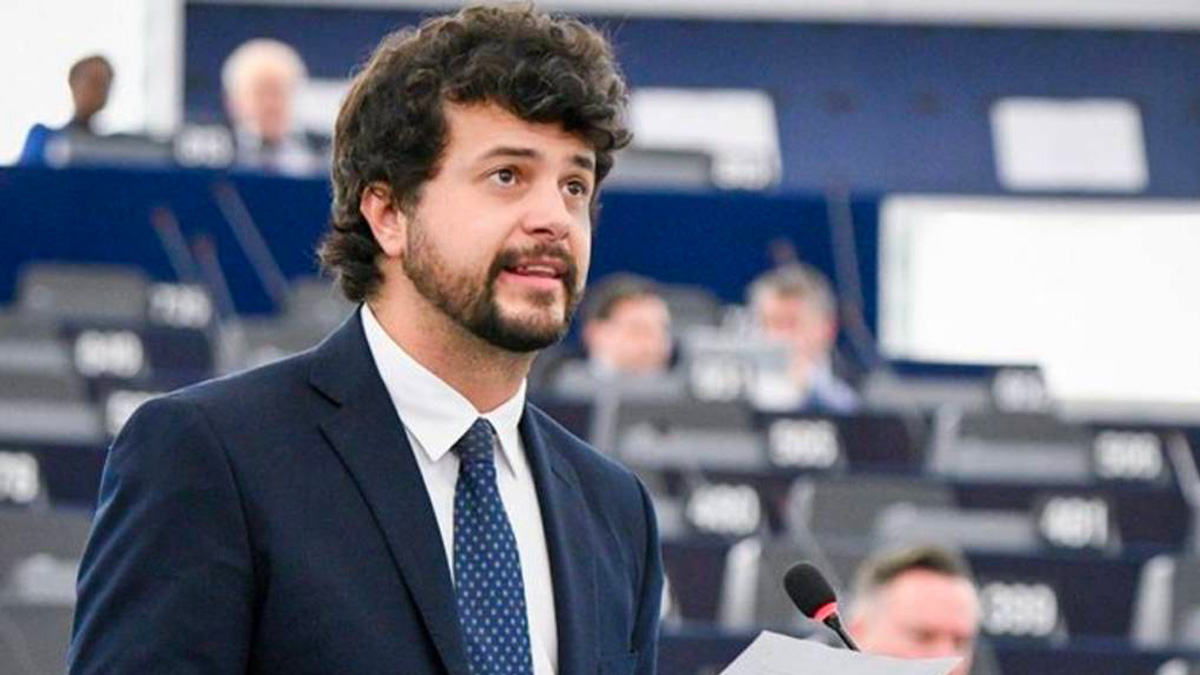 Benifei (Pd) si appella alla destra: "Votate con noi, le armi restino fuori dai fondi del Pnrr"