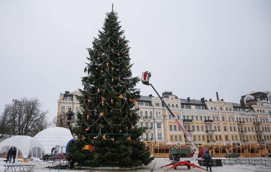 Christmas tree set up in Kiev A Kiev quest'anno niente albero di Natale