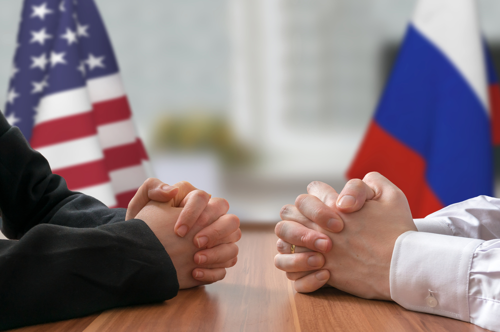Negotiation,Of,Usa,And,Russia.,Statesman,Or,Politicians,With,Clasped Mosca annuncia: Russia e Usa si incontreranno al Cairo il 29 novembre per il trattato sul nucleare