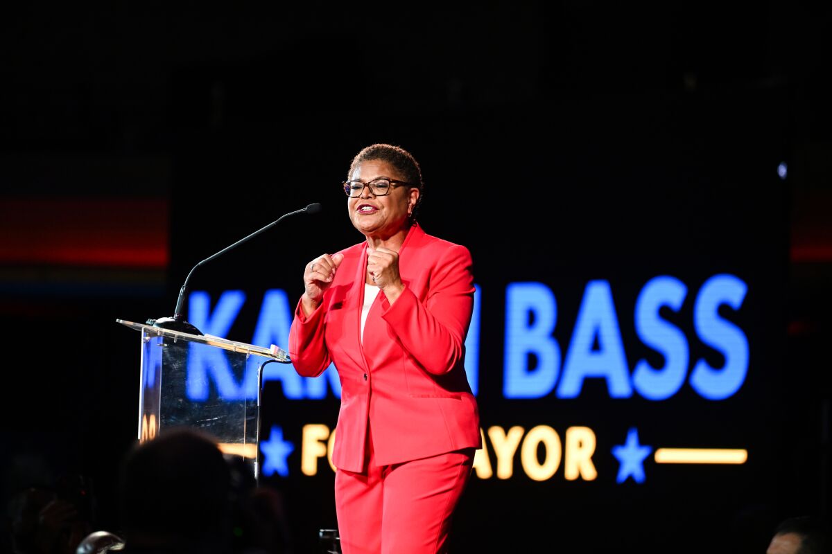 Chi è Karen Bass, la prima donna eletta sindaca di Los Angeles?