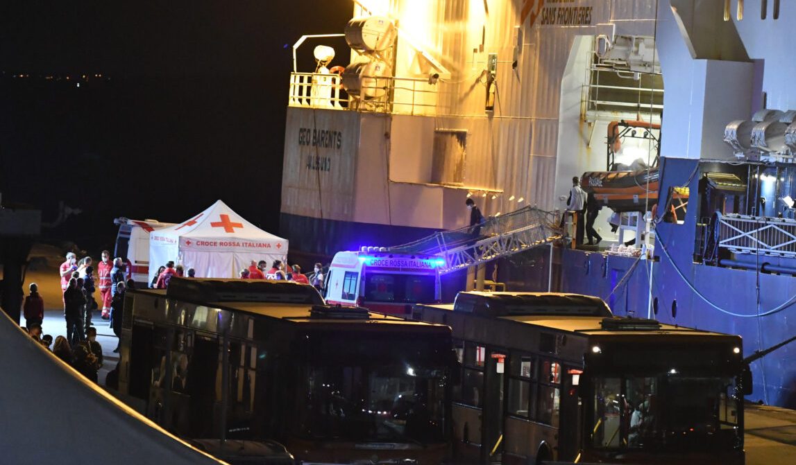 La protesta vince: i 212 migranti lasciati a bordo della Geo Barents sono tutti sbarcati