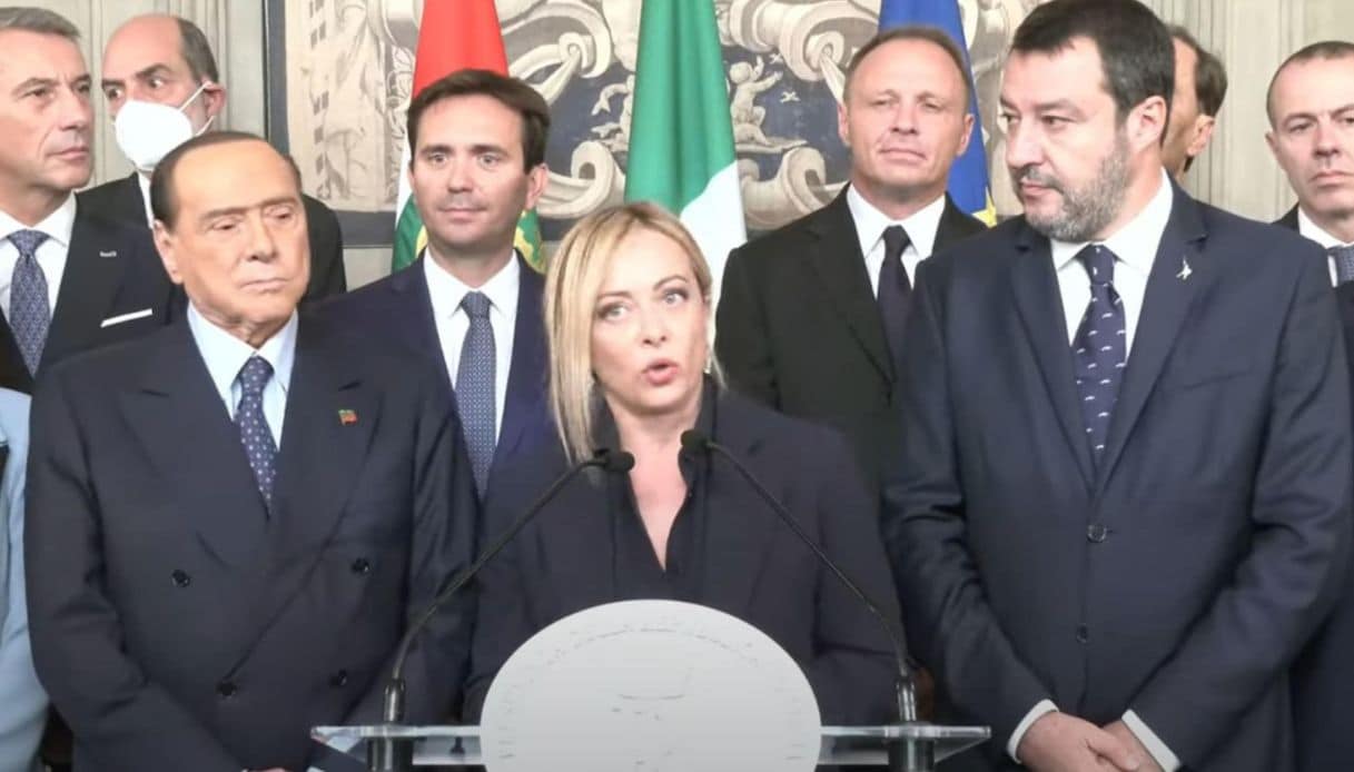 La destra vuole eliminare i ballottaggi, opposizioni in rivolta: "Un colpo alla democrazia"