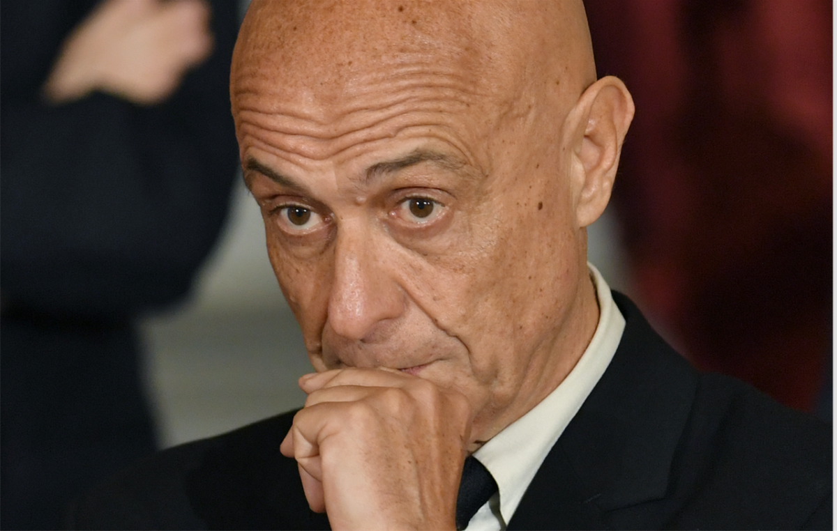 Migranti, Minniti: "Contare sulla ridistribuzione europea è rischioso e aumenta la conflittualità"