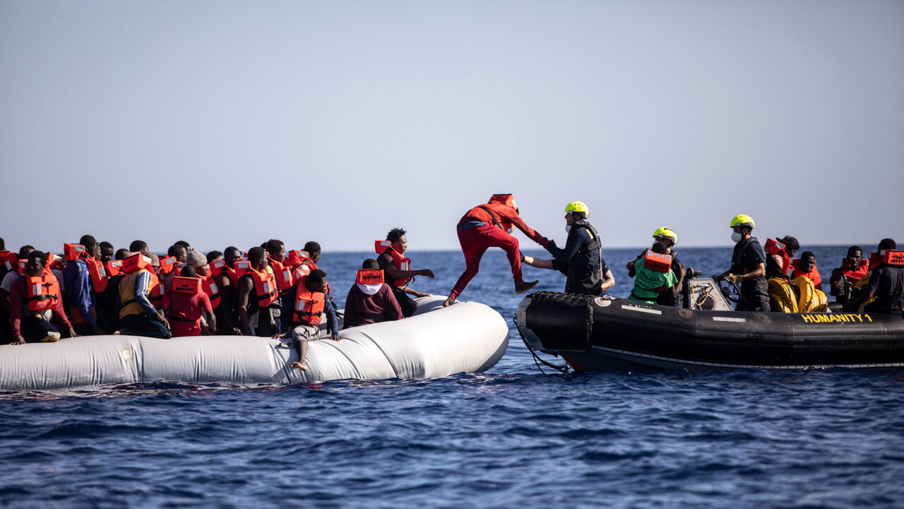 Migranti, la guerra alle Ong arriva in Parlamento: servono le 'barricate' contro il decreto