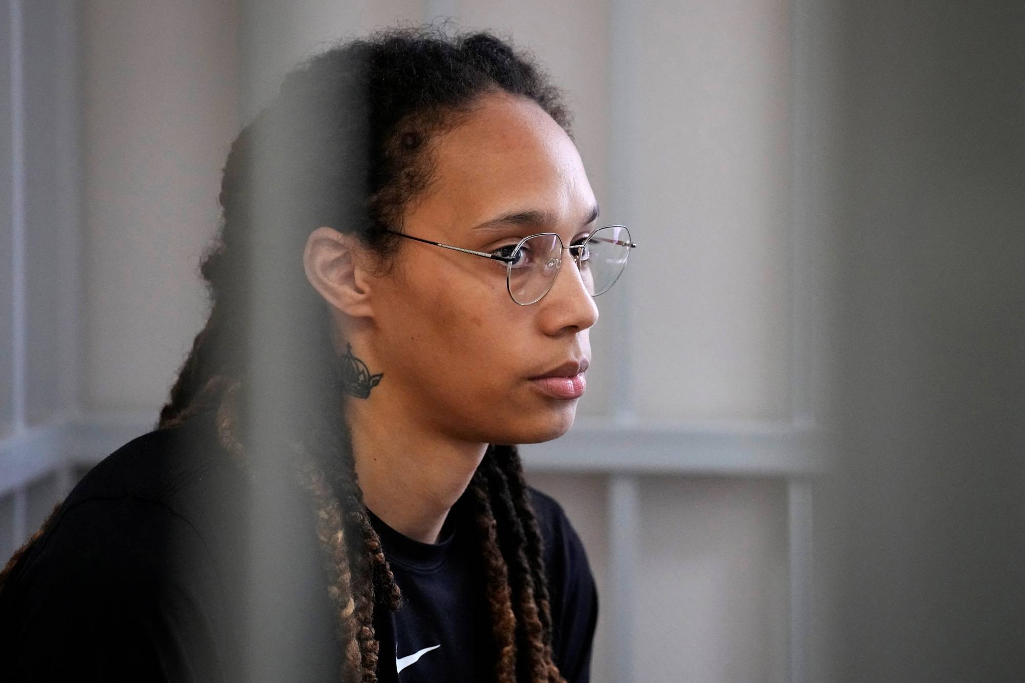 I russi spediscono in una colonia penale l'ex cestista americana Brittney Griner: ecco il motivo