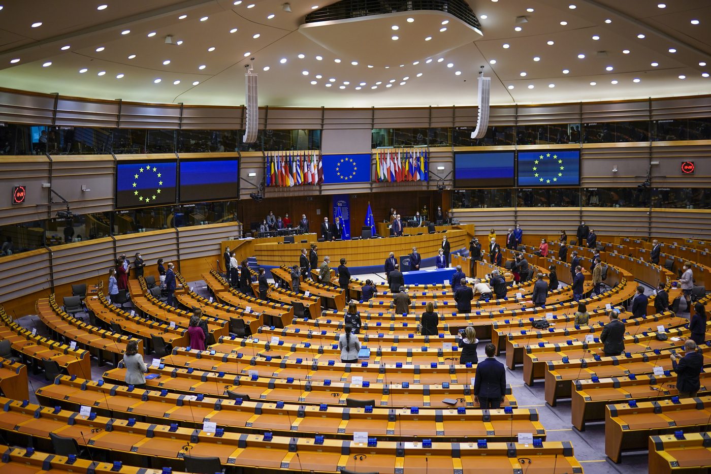 Figli di coppie gay, il Parlamento europeo condanna l'Italia: "Revochi la decisione"